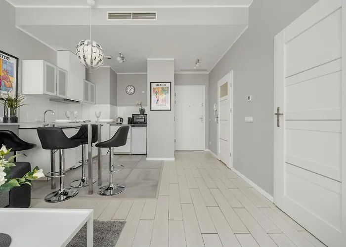 Apartment Center Close To The Market And Park With Parking & Air Conditioning By Renters Prestige