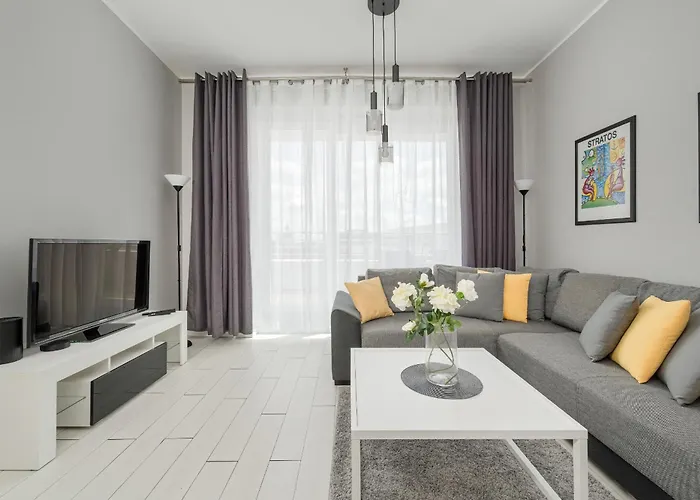 Apartment Center Close To The Market And Park With Parking & Air Conditioning By Renters Prestige *