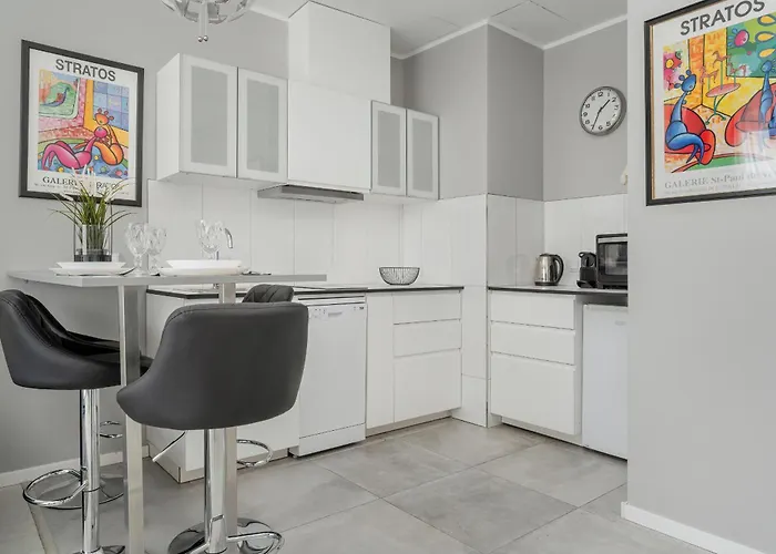 Center Close To The Market And Park With Parking & Air Conditioning By Renters Prestige Apartment