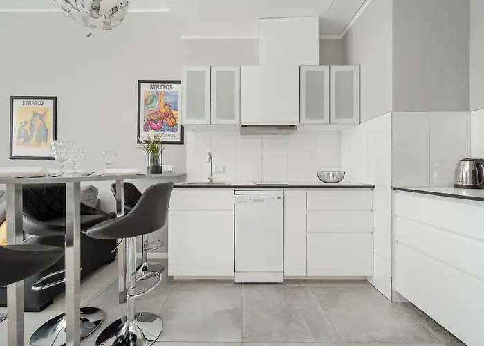 Center Close To The Market And Park With Parking & Air Conditioning By Renters Prestige Apartment