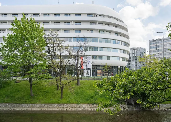 Center Close To The Market And Park With Parking & Air Conditioning By Renters Prestige Apartment *