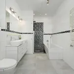 Center Close To The Market And Park With Parking & Air Conditioning By Renters Prestige * Wrocław