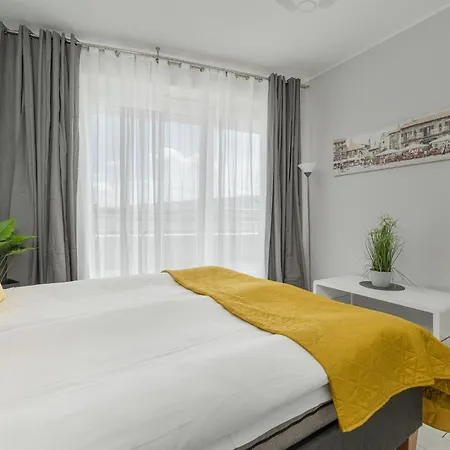 Center Close To The Market And Park With Parking & Air Conditioning By Renters Prestige *