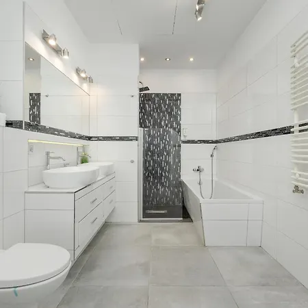 Center Close To The Market And Park With Parking & Air Conditioning By Renters Prestige * فروتسواف